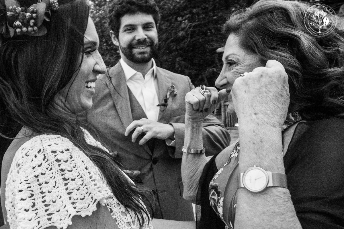 destination wedding, cumprimentando a mãe em cerimonia de casamento na praia de  toque toque pequeno, no barracuda beach bar, fotos neumanns 