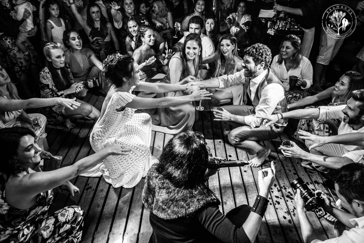 destination wedding, noivos e amigos dançando ao som da banda Pertrini Eventos em toque pequeno, no barracuda beach bar, fotos neumanns 