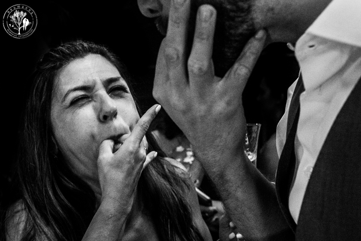 destination wedding, noivo e amiga assoviando em festa de casamento em toque pequeno, no barracuda beach bar, fotos neumanns 