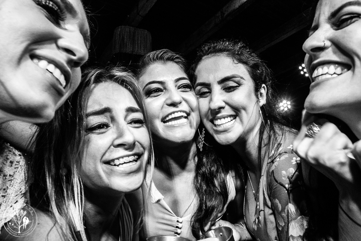 destination wedding, noiva e amigas cantando em festa de casamento em toque pequeno, no barracuda beach bar, fotos neumanns 