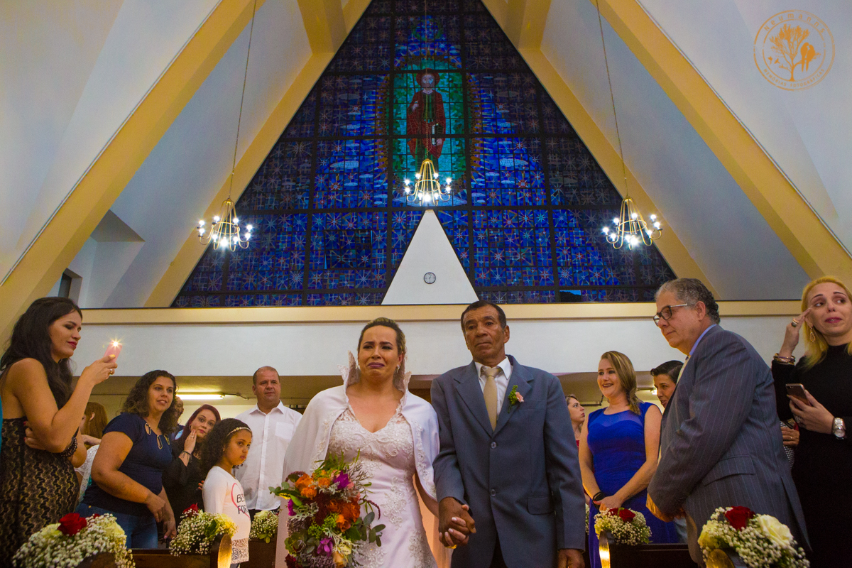 casamento na igreja são judas Tadeu em Petrópolis, noiva entrando emocionada com o pai, foto neumanns