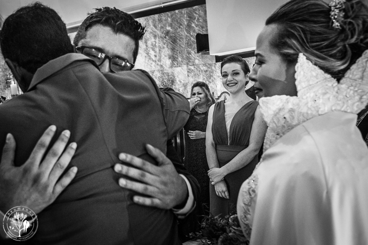 casamento na igreja são judas Tadeu em Petrópolis, noivo abraçando o pai da noiva, foto neumanns