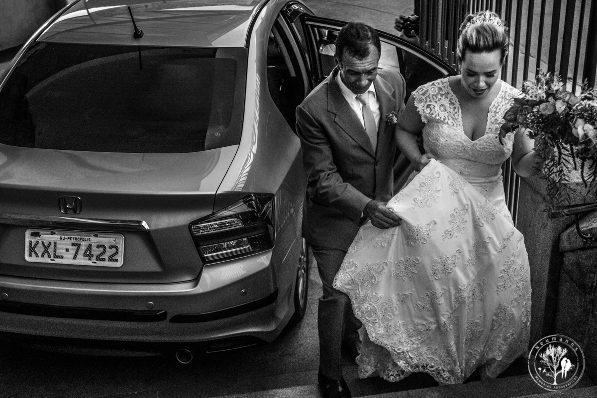 casamento na igreja são judas Tadeu em Petrópolis, noiva chegando, foto neumanns
