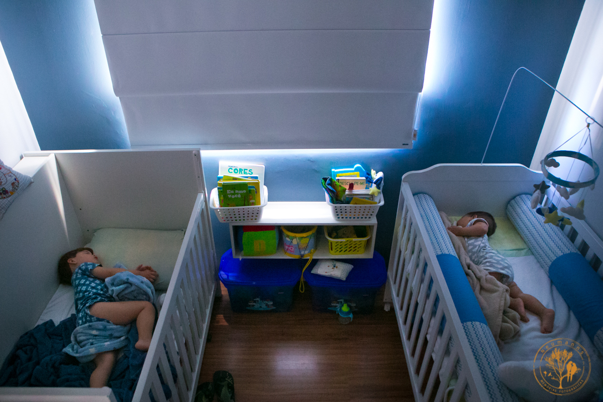 irmãos dormindo no berço, fotografia de família, memorias de um dia, foto neumanns, Michel Neumann, fotografo de família