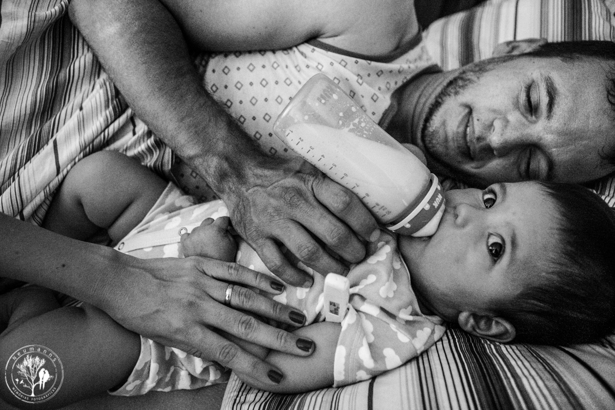 pai dando mamadeira para filho, fotografia de família, memorias de um dia, foto neumanns, Michel Neumann, fotografo de família