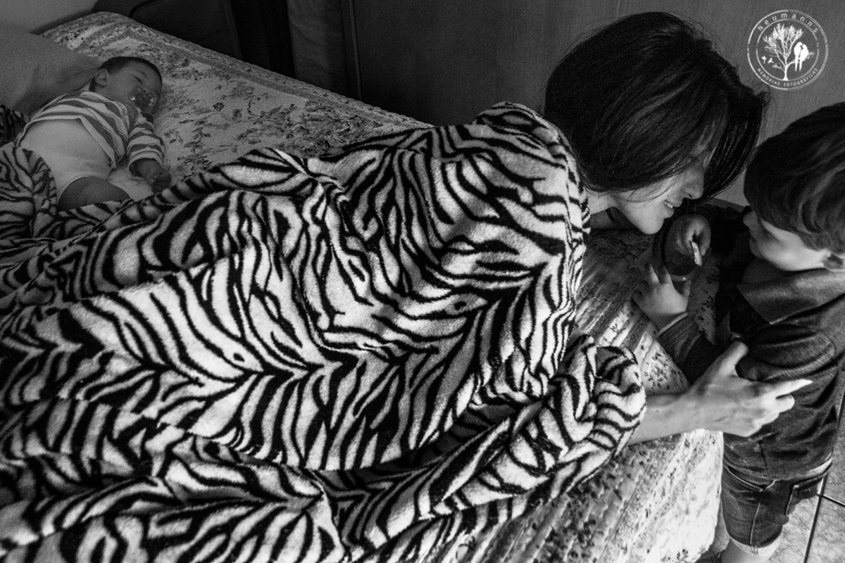 filho acordando a mãe,  fotografia de família, memorias de um dia, foto neumanns, Michel Neumann, fotografo de família