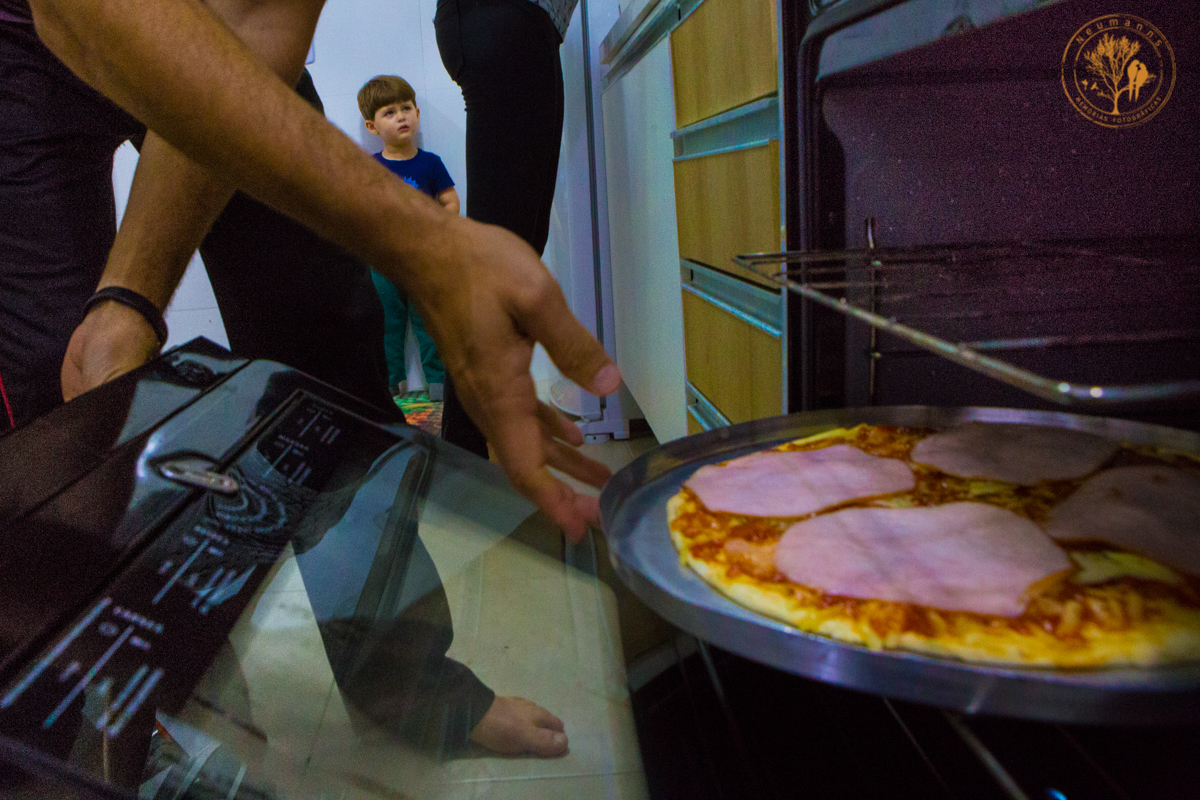 pais colocando pizza para assar,  fotografia de família, memorias de um dia, foto neumanns, Michel Neumann, fotografo de família