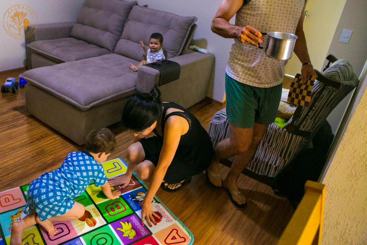pai preparando o café da manhã e mãe brincando com filhos, fotografia de família, memorias de um dia, foto neumanns, Michel Neumann, fotografo de família