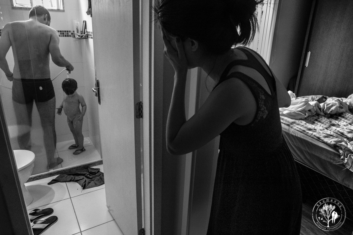 mãe olhando pai dando banho no filho, fotografia de família, memorias de um dia, foto neumanns, Michel Neumann, fotografo de família