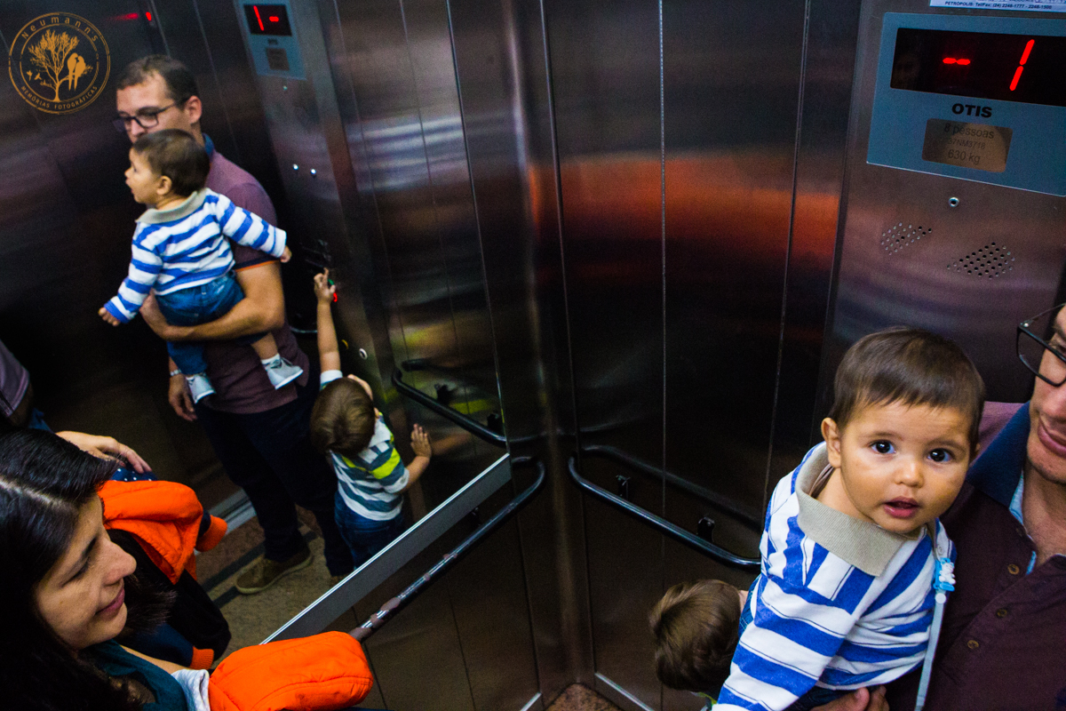 família no elevador, fotografia de família, memorias de um dia, foto neumanns, Michel Neumann, fotografo de família