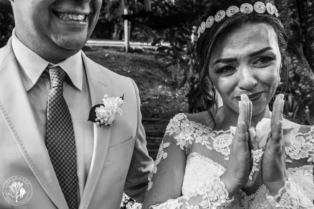 noiva emocionada, restaurante fogão a lenha - três Rios - RJ, casamento tatiana e daniel , foto neumanns, fotografia documental, vídeo toque