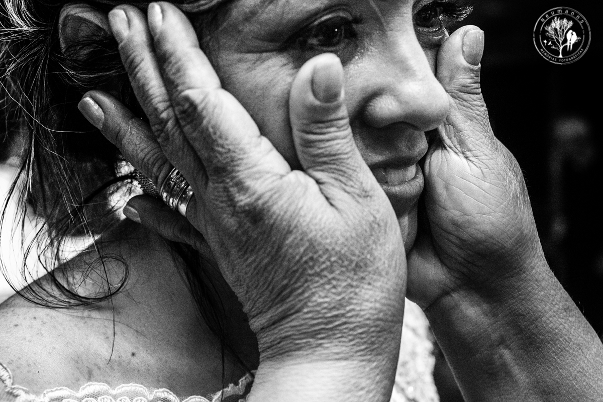 noiva emocionada, restaurante fogão a lenha - três Rios - RJ, casamento tatiana e daniel , foto neumanns, fotografia documental, vídeo toque