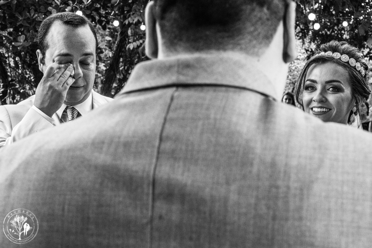 noivos emocionados na cerimonia de casamento, restaurante fogão a lenha - três Rios - RJ, casamento tatiana e daniel , foto neumanns, fotografia documental, vídeo toque de cinema