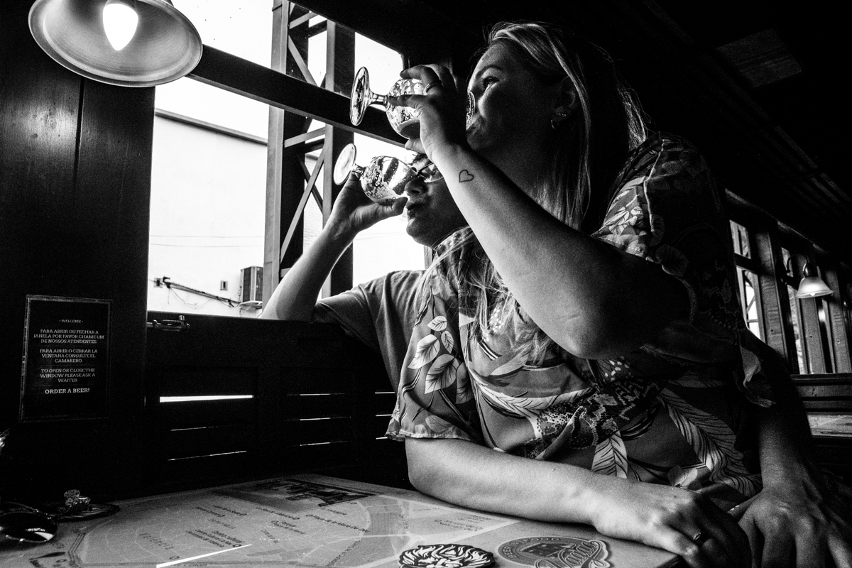 pre-wedding , no vagão beer, na cervejaria, vila st gallen em teresopolis, foto neumanns