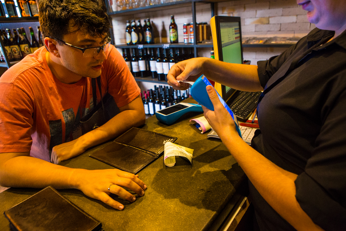 pre-wedding , no vagão beer, na cervejaria, vila st gallen em teresopolis, foto neumanns