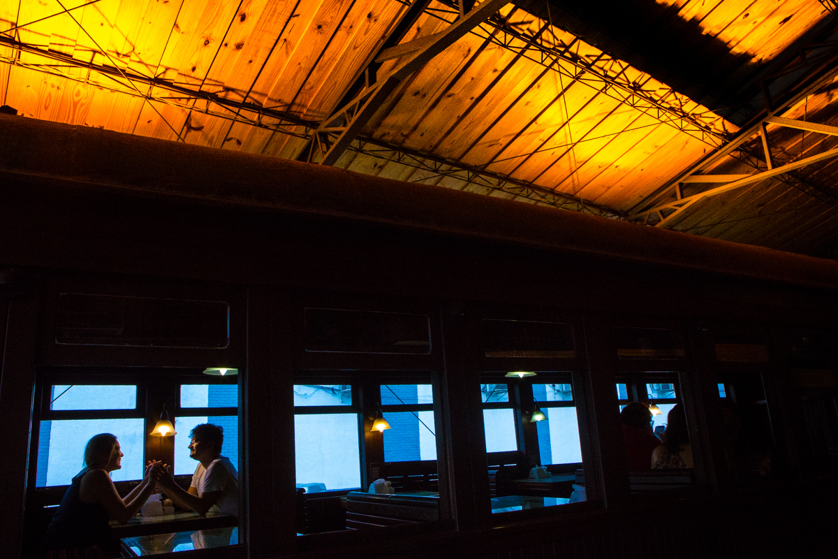 pre-wedding , no vagão beer, na cervejaria, vila st gallen em teresopolis, foto neumanns