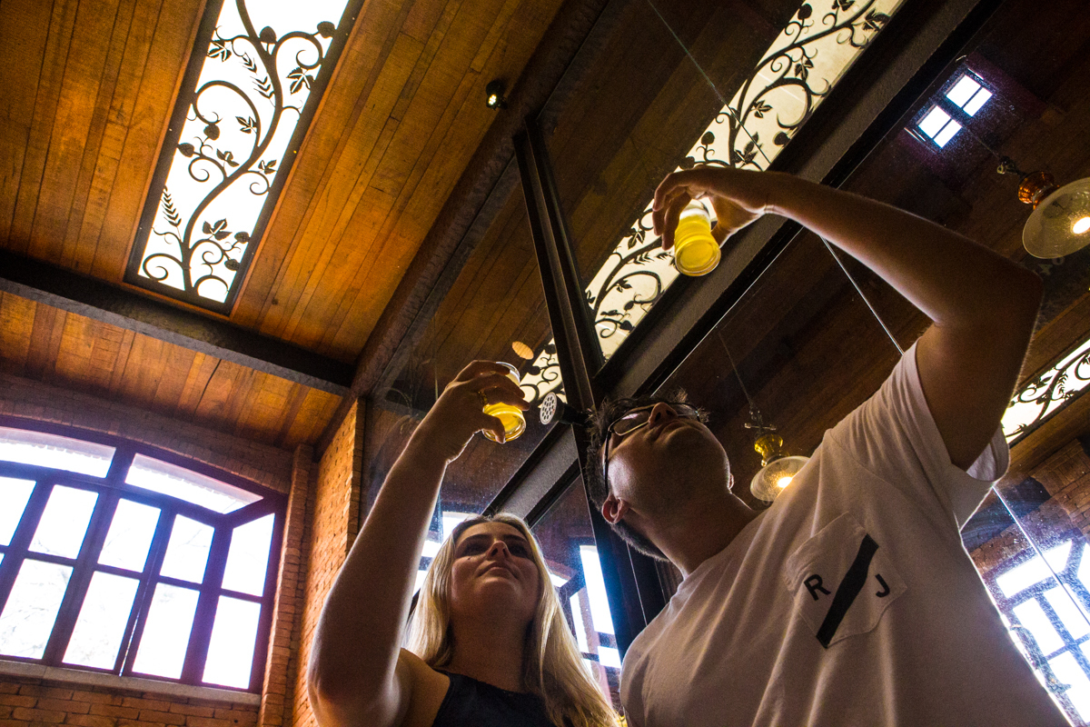 pre-wedding , no vagão beer, na cervejaria, vila st gallen em teresopolis, foto neumanns
