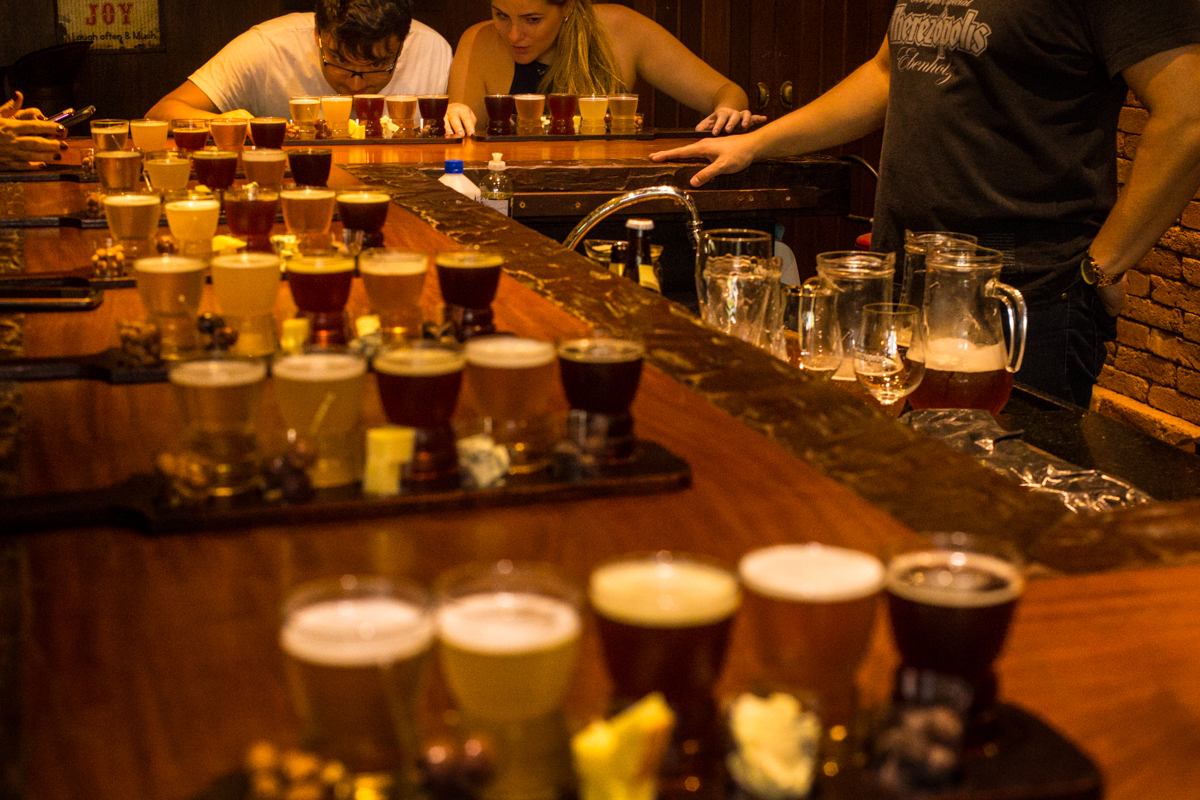 pre-wedding , no vagão beer, na cervejaria, vila st gallen em teresopolis, foto neumanns
