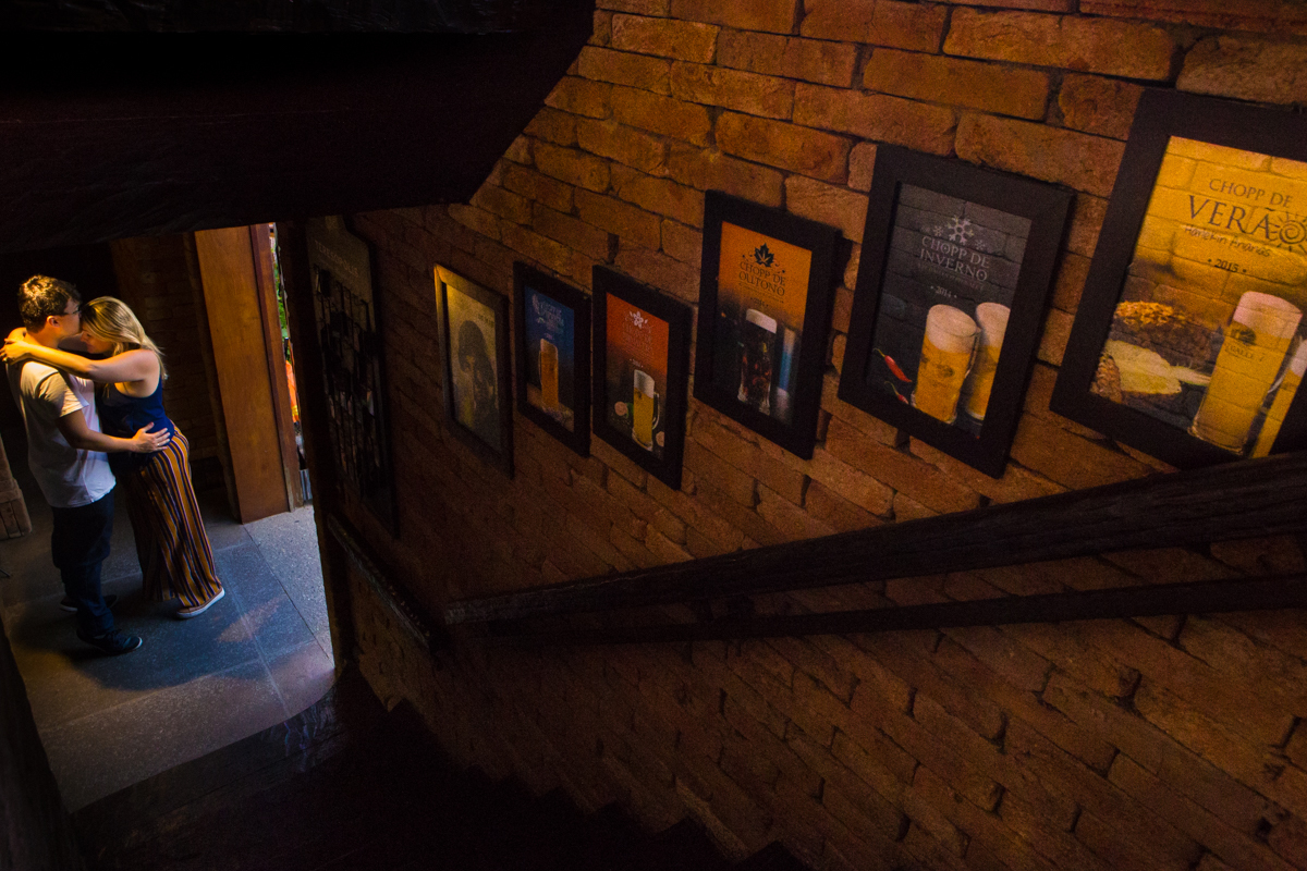 pre-wedding , no vagão beer, na cervejaria, vila st gallen em teresopolis, foto neumanns