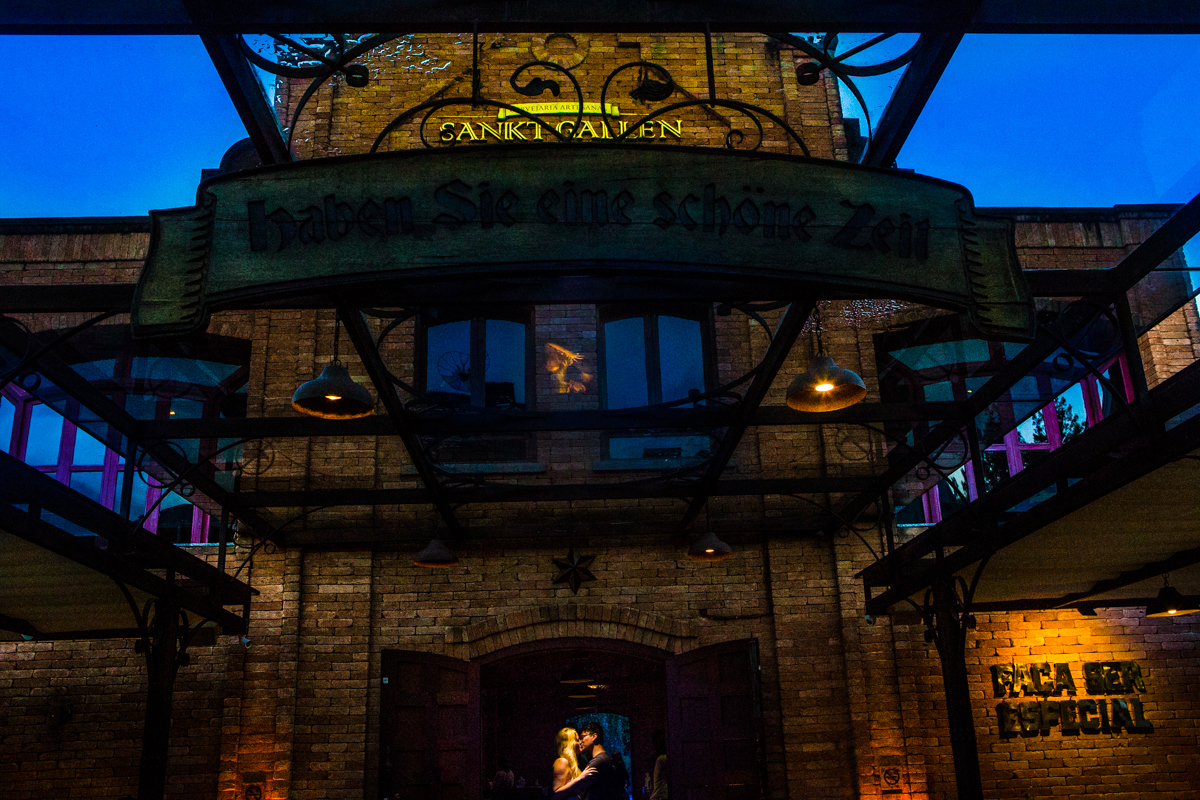pre-wedding , no vagão beer, na cervejaria, vila st gallen em teresopolis, foto neumanns