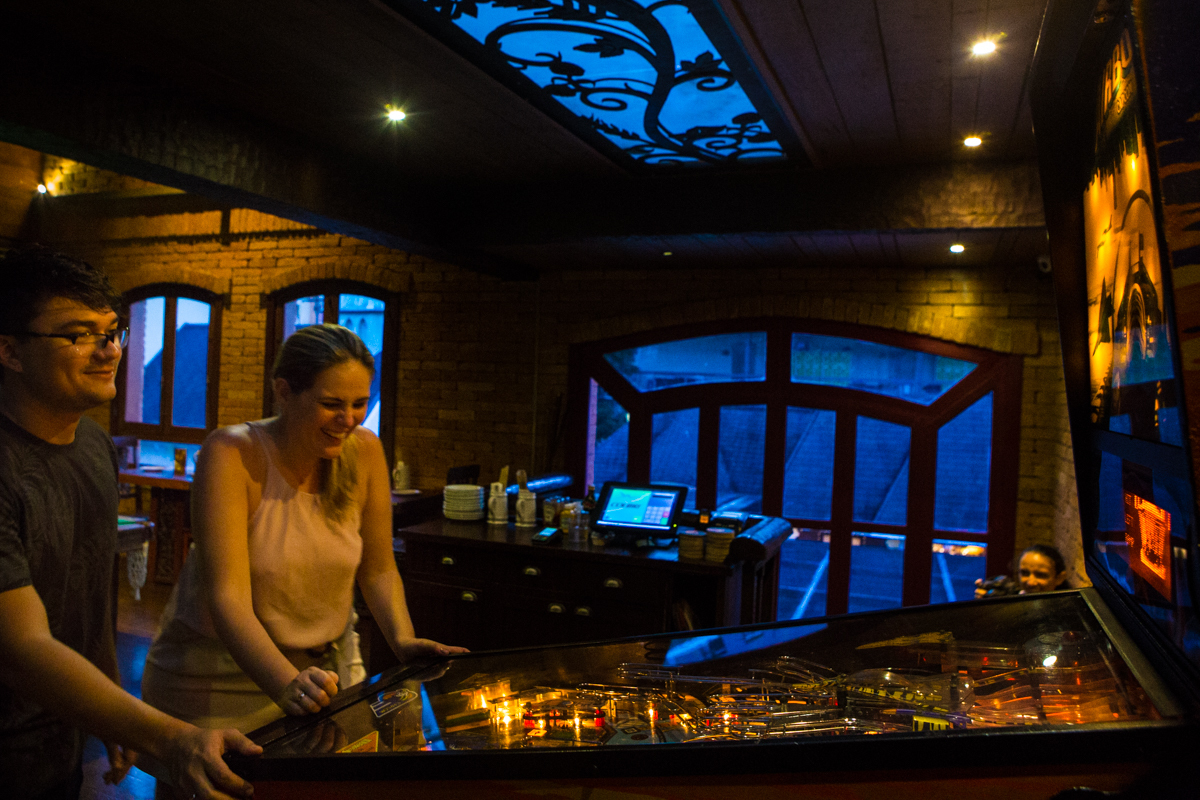 pre-wedding , no vagão beer, na cervejaria, vila st gallen em teresopolis, foto neumanns