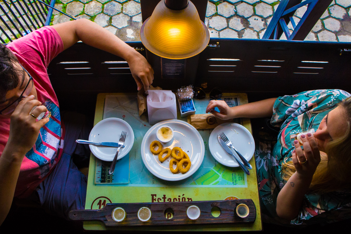 ensaio casal divertido, luana e lucas, pre-wedding , no vagão beer, na cervejaria, vila st gallen em teresopolis, foto neumanns