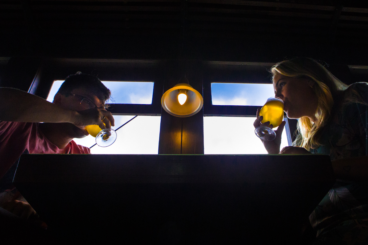 pre-wedding , no vagão beer, na cervejaria, vila st gallen em teresopolis, foto neumanns