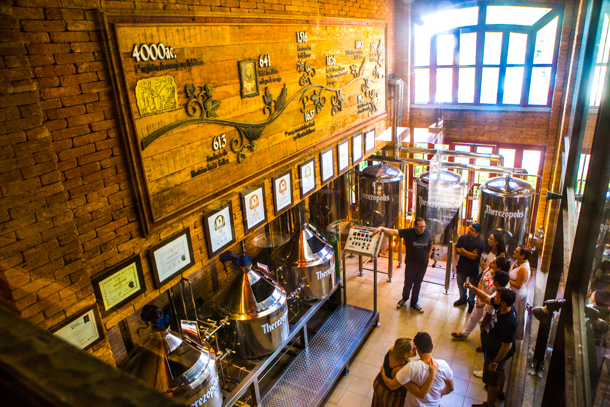 pre-wedding , no vagão beer, na cervejaria, vila st gallen em teresopolis, foto neumanns