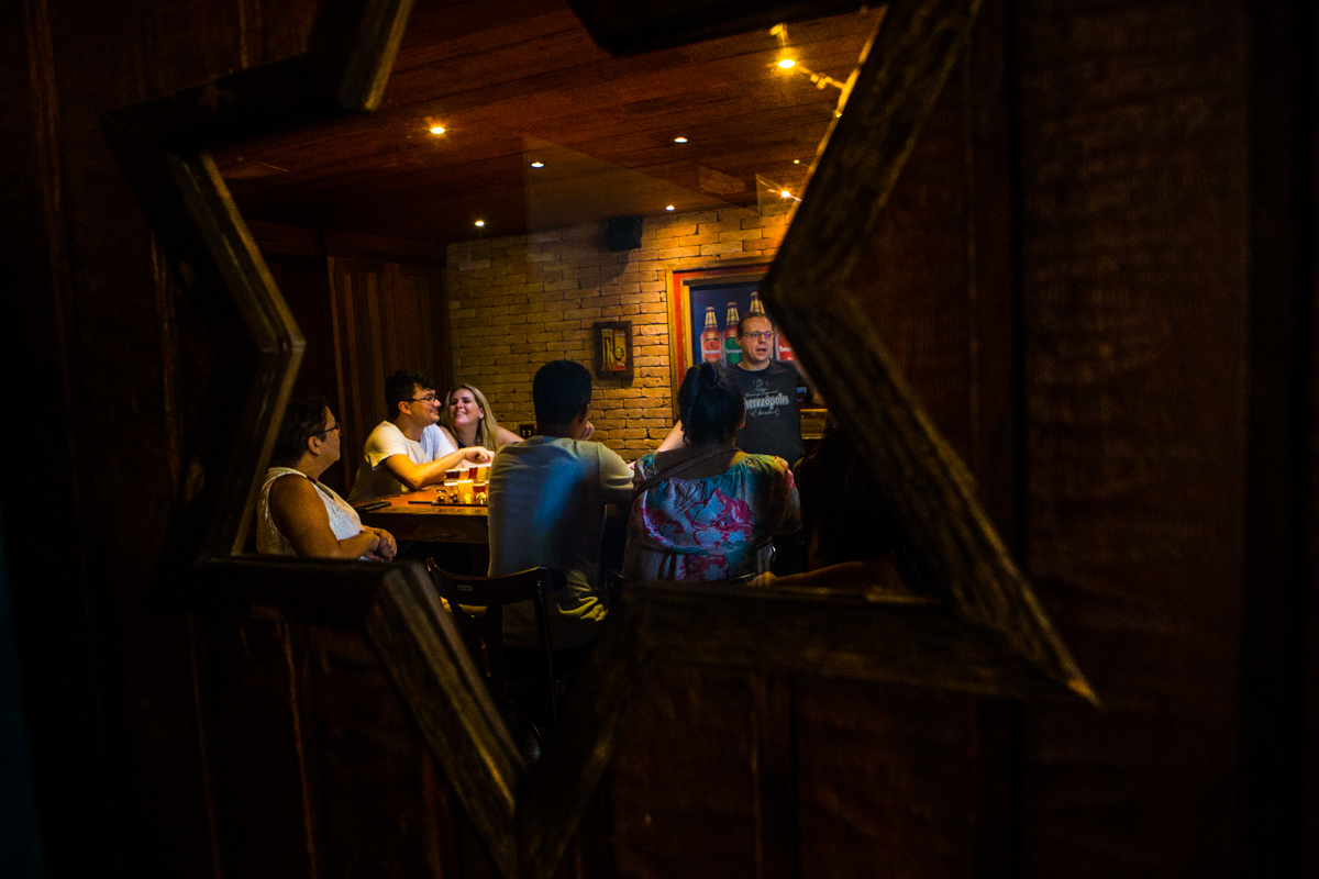 pre-wedding , no vagão beer, na cervejaria, vila st gallen em teresopolis, foto neumanns