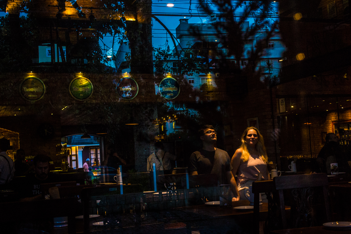 pre-wedding , no vagão beer, na cervejaria, vila st gallen em teresopolis, foto neumanns