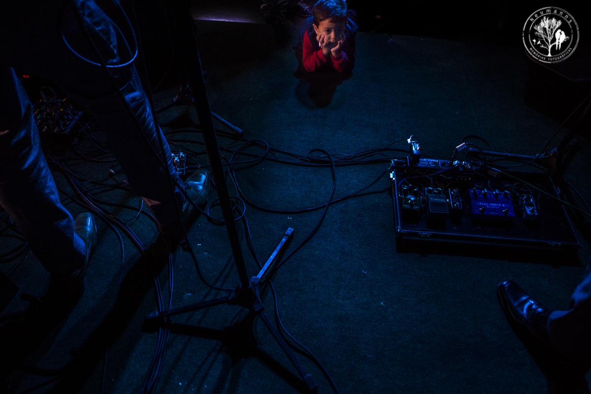 menino encantado com apresentação de banda dos noivos e amigos, noivos tocando guitarra na festa de casamento no Riachos de Itaipava em petrópolis, fotos do casamento neumanns fotografia