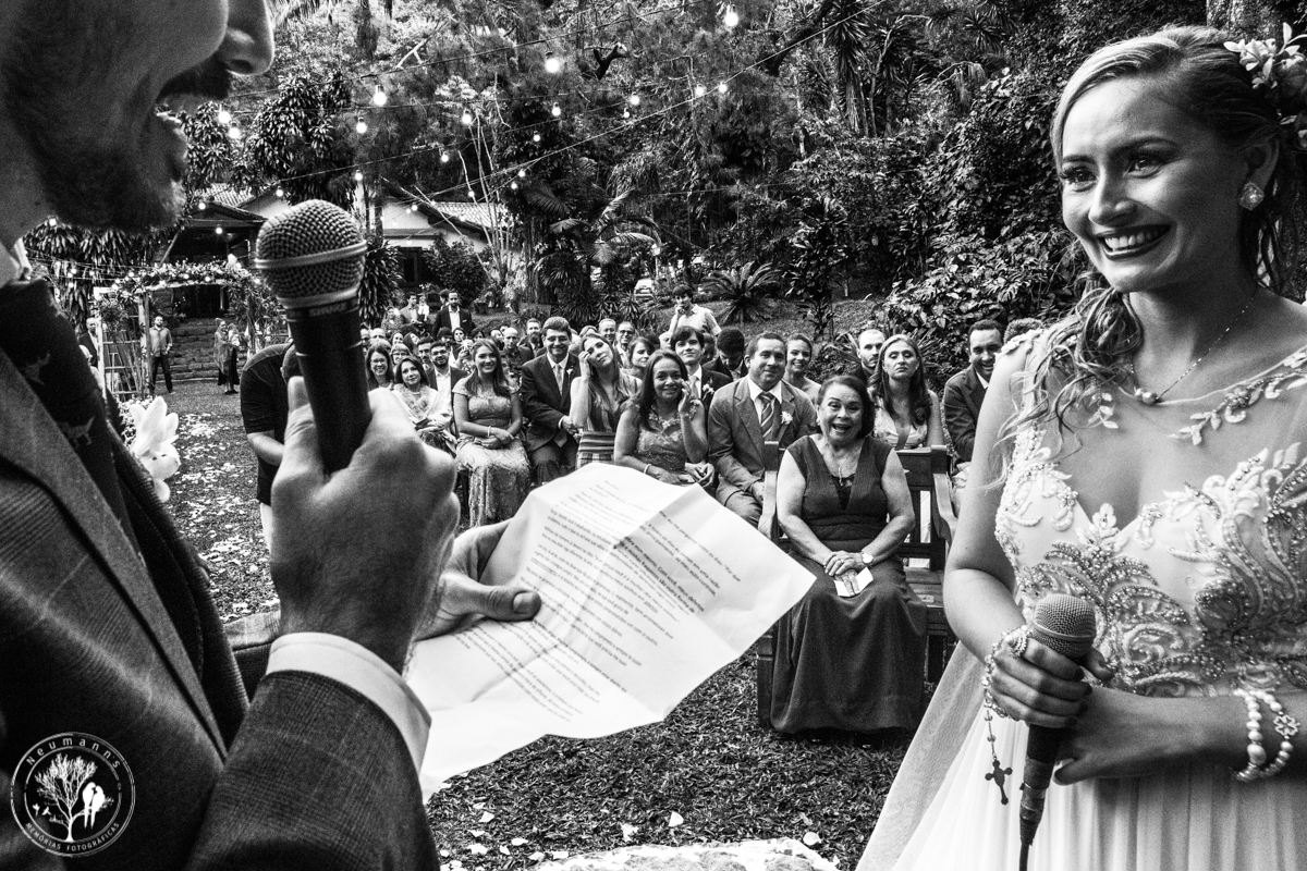 troca de votos, votos escritos pelos noivos, em cerimonia de casamento no Riachos de Itaipava em petrópolis, fotos do casamento neumanns fotografia