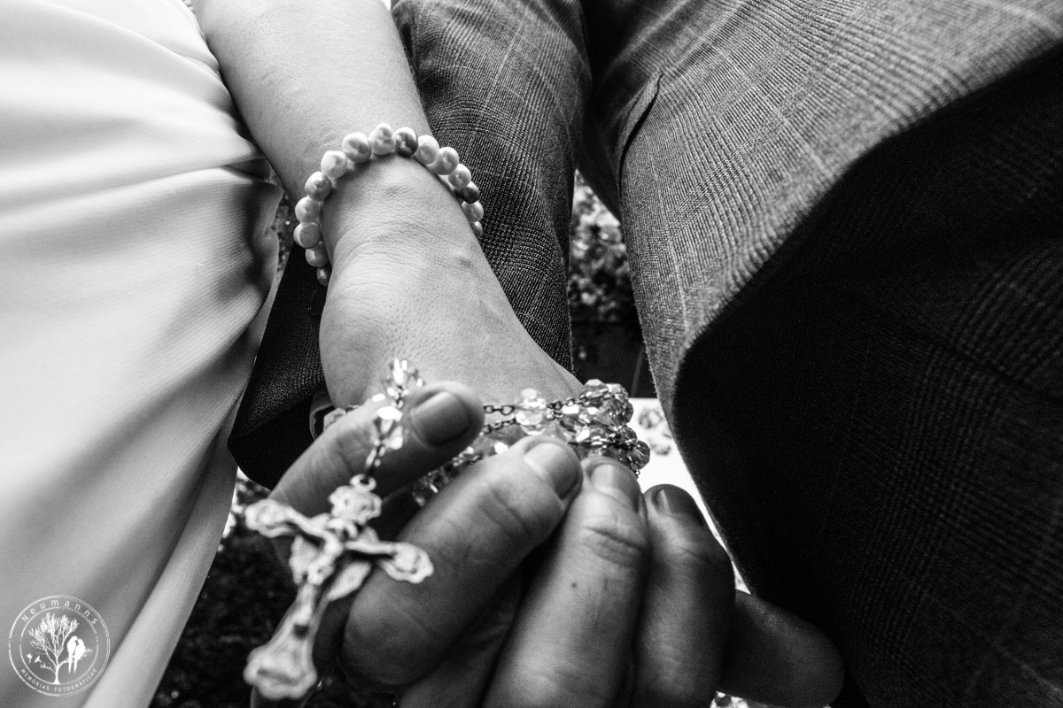 noivos de mãos dadas com terço, em cerimonia de casamento no Riachos de Itaipava em petrópolis, fotos do casamento neumanns fotografia