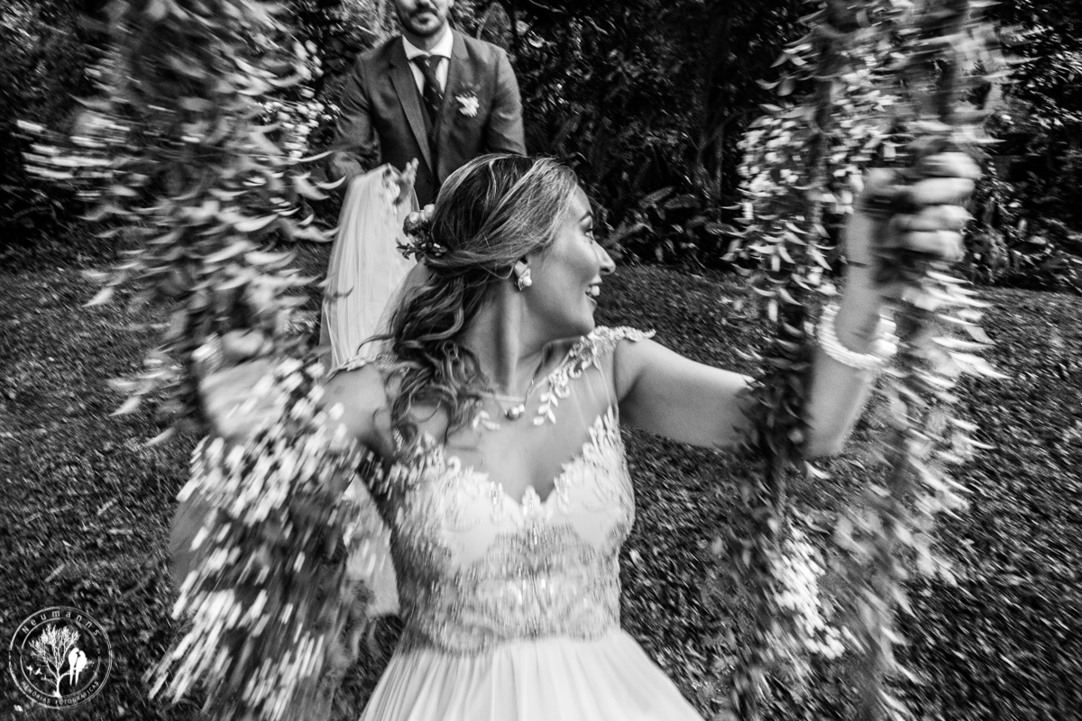 noivo empurrando noiva no balanço, casamento no Riachos de Itaipava em petrópolis, fotos do casamento neumanns fotografia