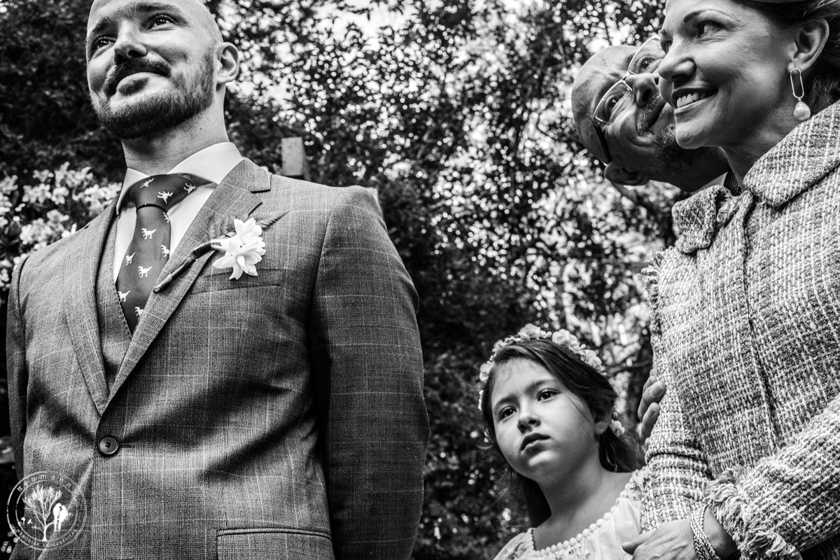 noivo, pais e daminha emocionados vendo a noiva entrando em cerimonia de casamento no Riachos de Itaipava em petrópolis, fotos do casamento neumanns fotografia