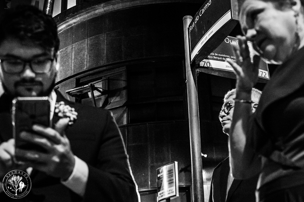 noivo e pais aguardando inicio da cerimonia de casamento na Rua do ouvidor, mãe emocionada, foto neumanns fotografia