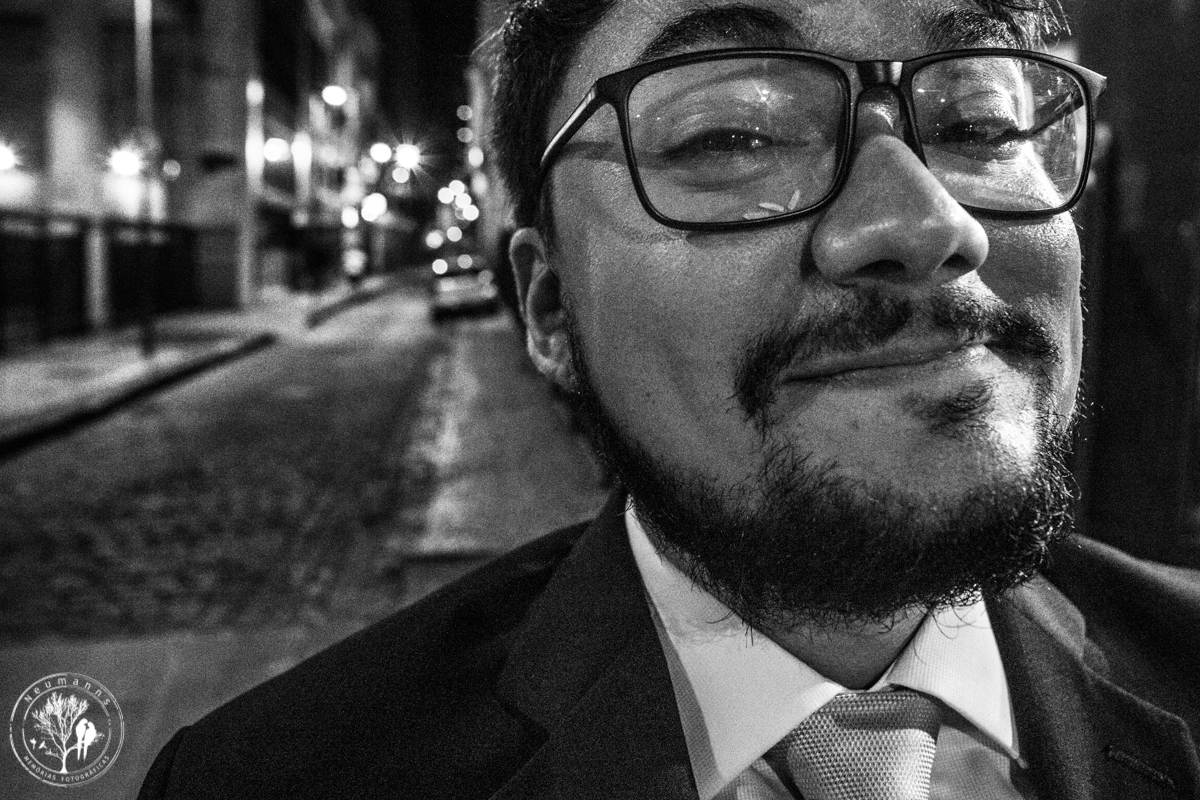 noivo com óculos cheio de arroz após cerimonia de casamento na Rua do ouvidor, foto neumanns fotografia