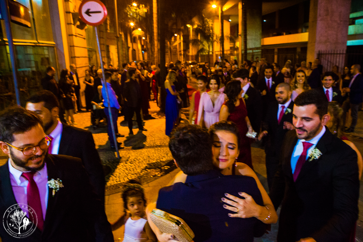 padrinhos cumprimentando os noivos após cerimonia de casamento na Rua do ouvidor, foto neumanns fotografia