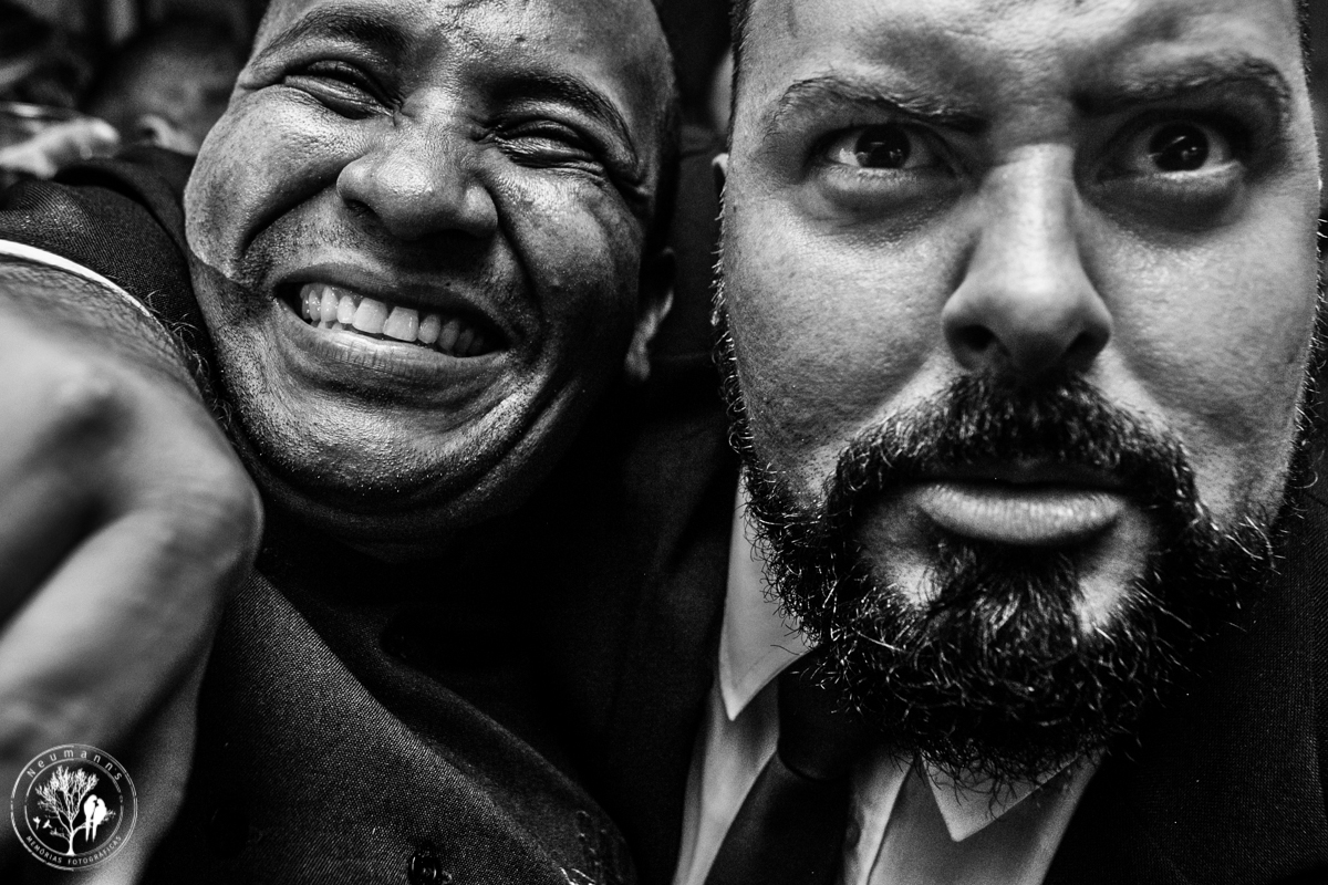 irmão da noiva abraçado com garçom na  festa de casamento no bistrô ouvidor, no rio de janeiro, foto neumanns fotografia