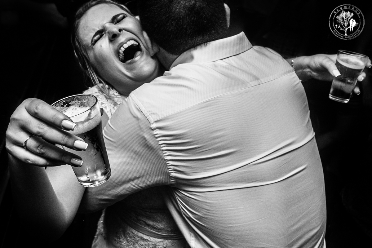 noiva e amigo se divertindo em   festa de casamento no bistrô ouvidor, no rio de janeiro, foto neumanns fotografia