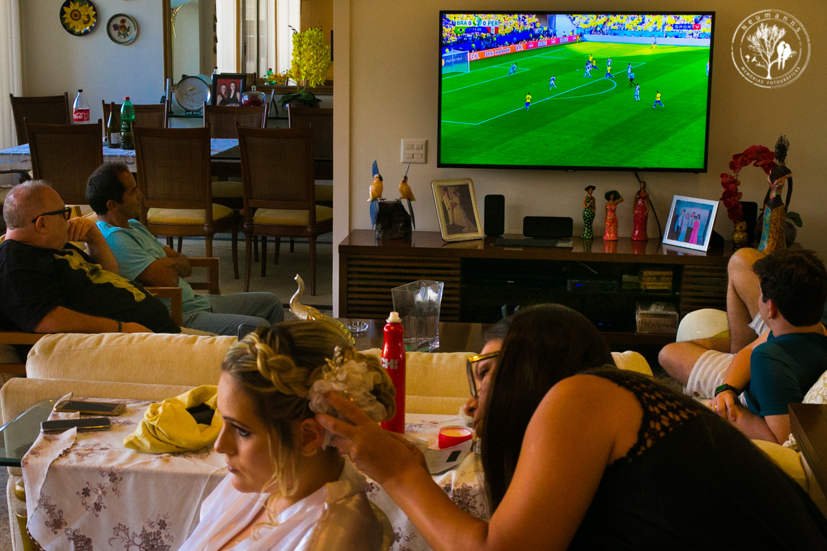 making noiva, noiva se arrumando enquanto pai e padrinho assistem ao jogo da seleção, foto neumanns fotografia