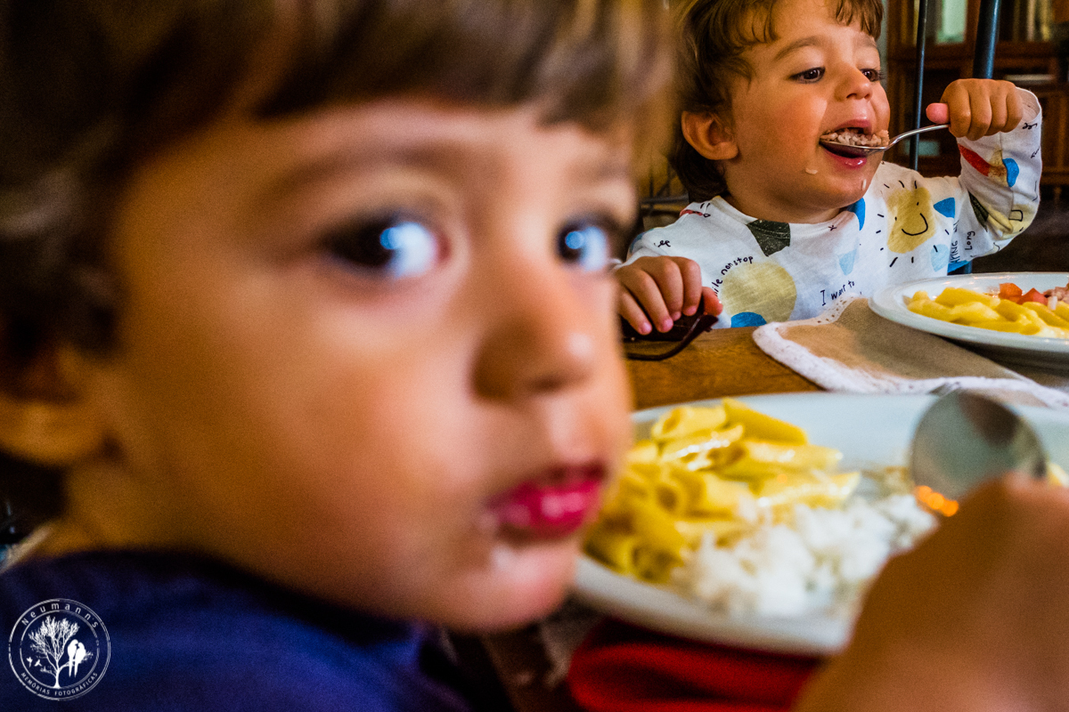 gêmeos almoçando, no hotel fazenda união, casamento na fazenda união, casamento no campo, casamento na serra, fotos do casamento, neumanns fotografia, cerimonial Vivian Lahr