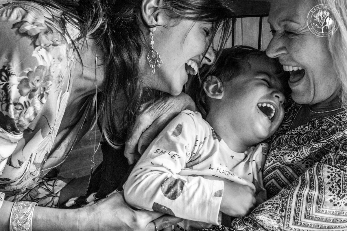 mãe e avó abraçando neto e sorrindo, no hotel fazenda união, casamento na fazenda união, casamento no campo, casamento na serra, fotos do casamento, neumanns fotografia, cerimonial Vivian Lahr