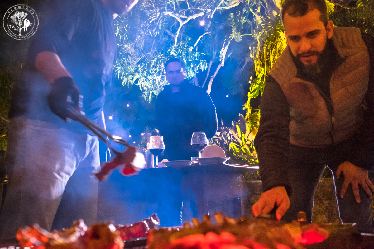 convidados fazendo churrasco no hotel fazenda união, casamento na fazenda união, casamento no campo, casamento na serra, fotos do casamento, neumanns fotografia, cerimonial Vivian Lahr