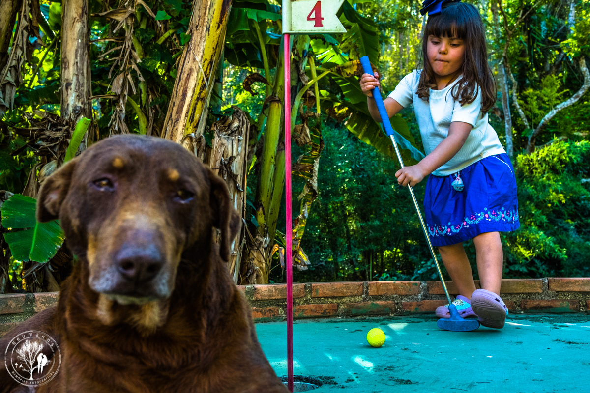 menina e cachorro brincando no mini golf do hotel fazenda união, casamento na fazenda união, casamento no campo, casamento na serra, fotos do casamento, neumanns fotografia, cerimonial Vivian Lahr