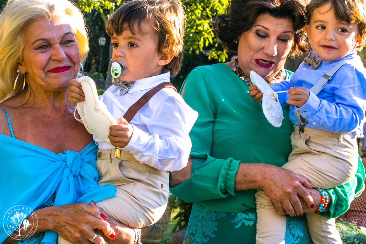 avós entrando com netos gêmeos para entregar as alianças na cerimonia de casamento no hotel fazenda união,
 casamento no campo, casamento na serra, fotos do casamento, neumanns fotografia, cerimonial Vivian Lahr