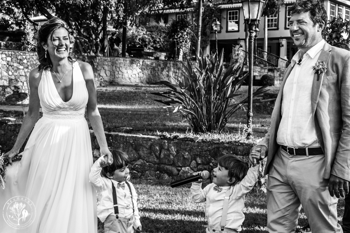 noivos e filhos gêmeos se divertindo após saída da cerimonia de casamento no hotel fazenda união,
 casamento no campo, casamento na serra, fotos do casamento, neumanns fotografia, cerimonial Vivian Lahr