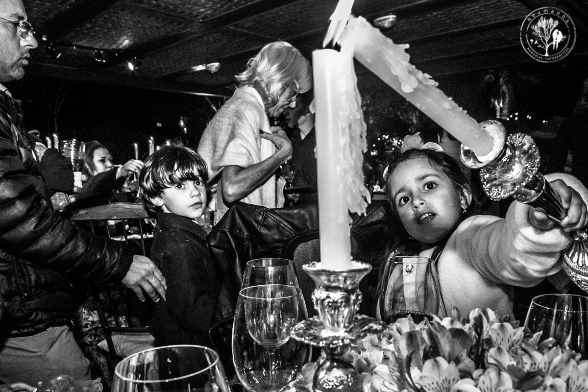 crianças brincando com velas na recepção de casamento no hotel fazenda união,
 casamento no campo, casamento na serra, fotos do casamento, neumanns fotografia, cerimonial Vivian Lahr