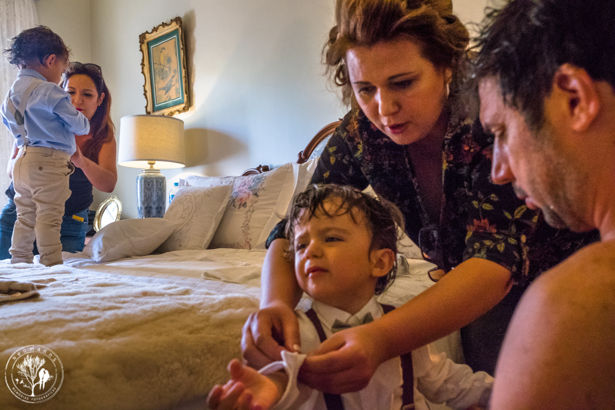 making of noivo, pai e madrinhas arrumando gêmeos no hotel fazenda união, casamento na fazenda união, casamento no campo, casamento na serra, fotos do casamento, neumanns fotografia, cerimonial Vivian Lahr