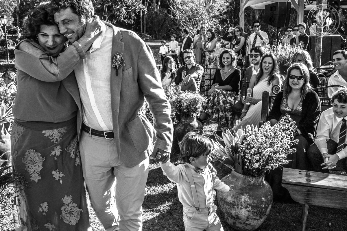 entrada noivo com mãe e filho na cerimonia de casamento no hotel fazenda união, casamento na fazenda união, casamento no campo, casamento na serra, fotos do casamento, neumanns fotografia, cerimonial Vivian Lahr